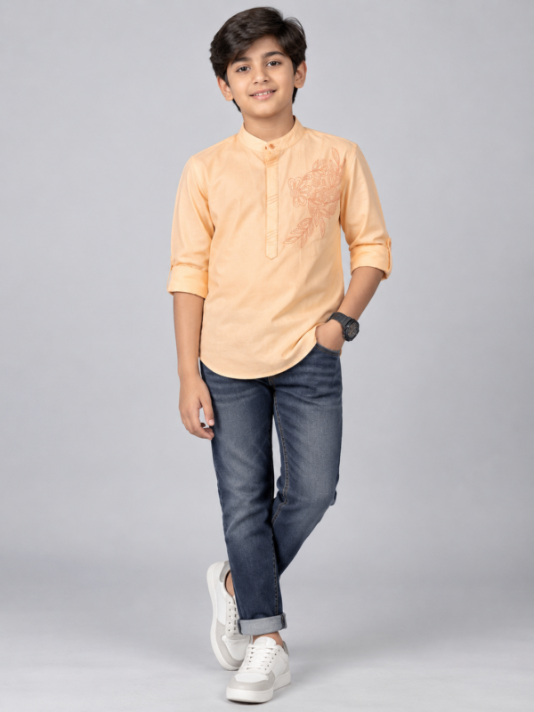 Boys Peach Floral Embroidered Mandarin Collar Kurta - Image 4