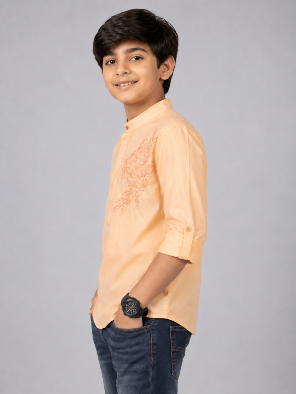 Boys Peach Floral Embroidered Mandarin Collar Kurta - Image 3